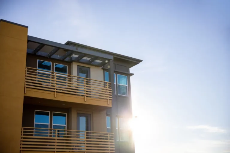 Edificio moderno de departamentos con balcones: imagen de portada de la guía sobre sitios web para inmobiliarias