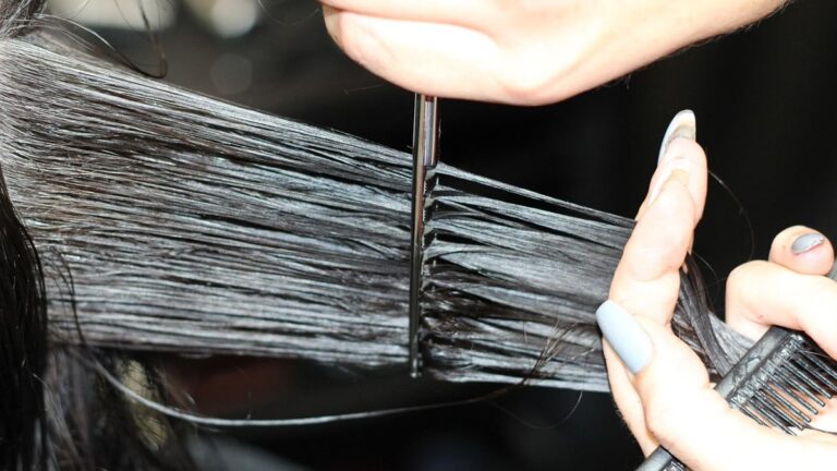 Peluquera cortando el cabello a una clienta