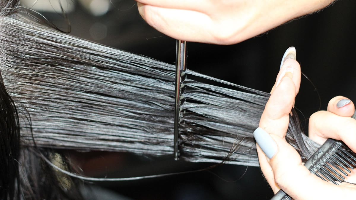 Peluquera cortando el cabello a una clienta