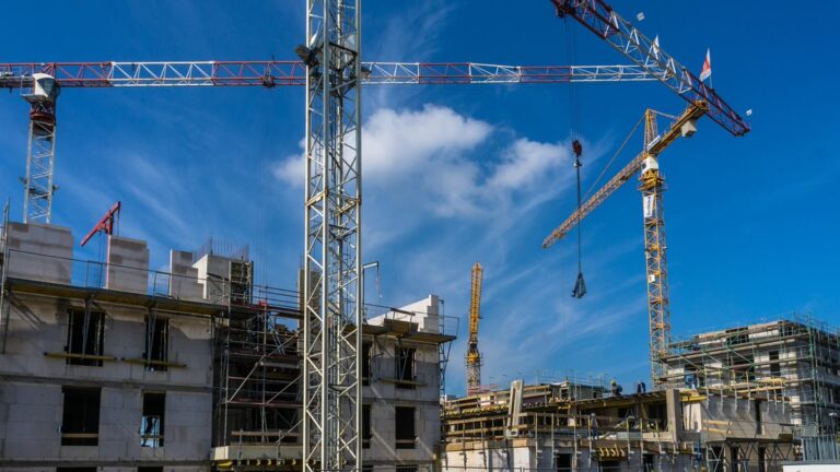 Obra en construcción con estructura y andamios