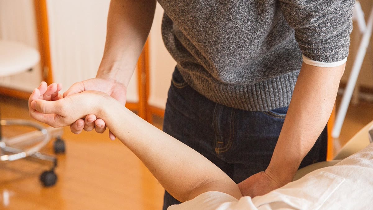 Sesión de fisioterapia con trabajo manual sobre el paciente