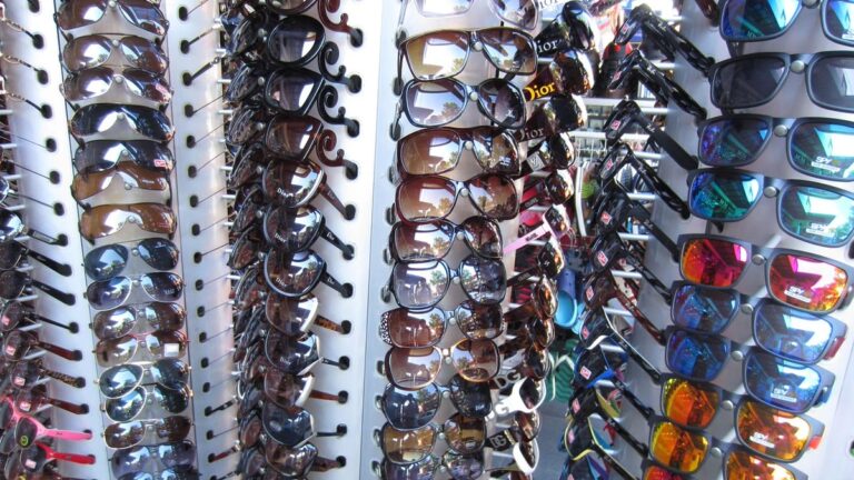 Armazones de gafas exhibidos en una óptica