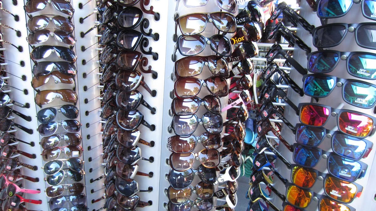 Armazones de gafas exhibidos en una óptica