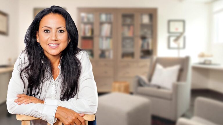 Profesional de la salud mental en su consultorio