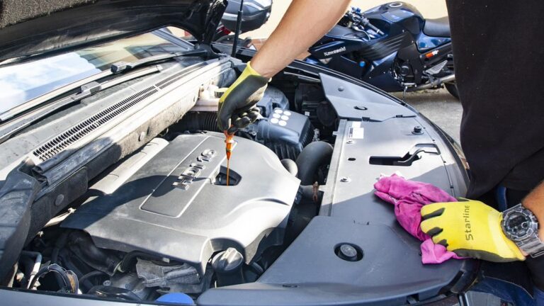 Mecánico revisando el motor de un automóvil en el taller