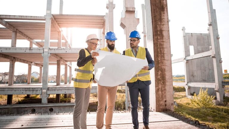 Arquitecto trabajando sobre planos de un proyecto