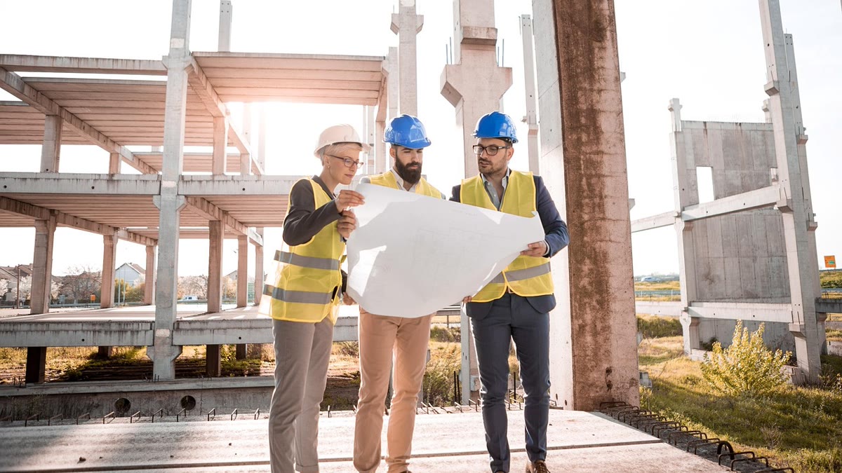 Arquitecto trabajando sobre planos de un proyecto