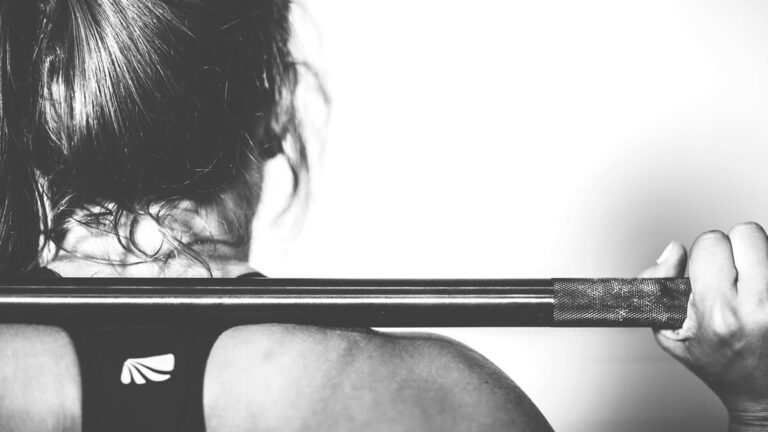 Personas entrenando con pesas en un gimnasio