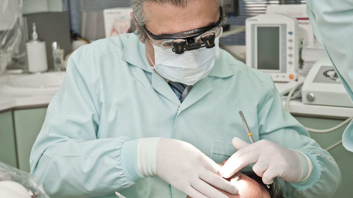 Consultorio odontológico con sillón dental